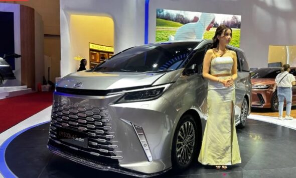 Lexus Indonesia Perkenalkan LM 500h Hybrid di GJAW 2024