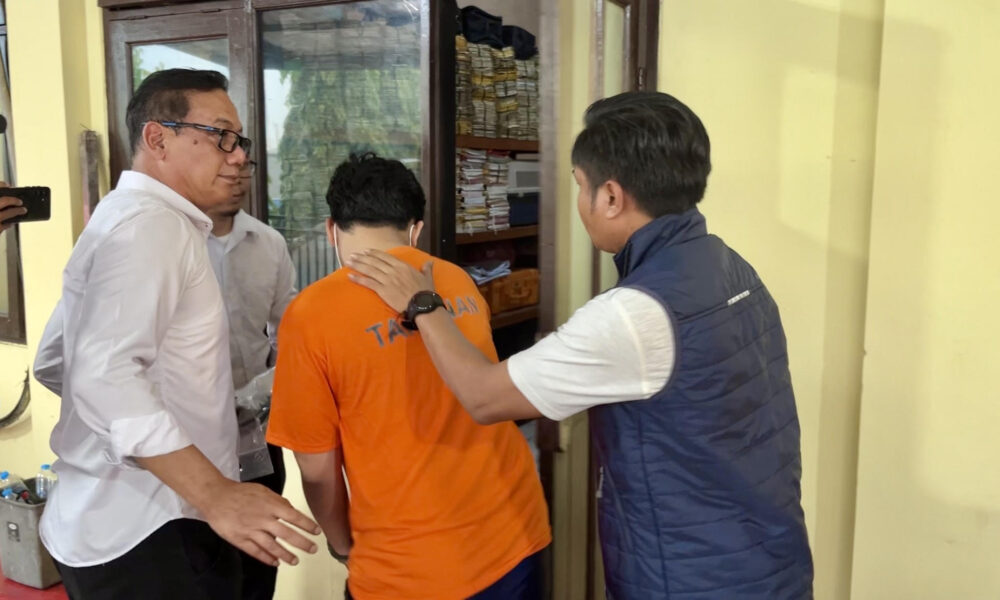 Seorang pemuda berinisial IS (21) diringkus polsek Cimanggis setelah merusak sepeda motor milik warga di Jalan Kapitan Raya, Sukatani, Cimanggis, Depok.