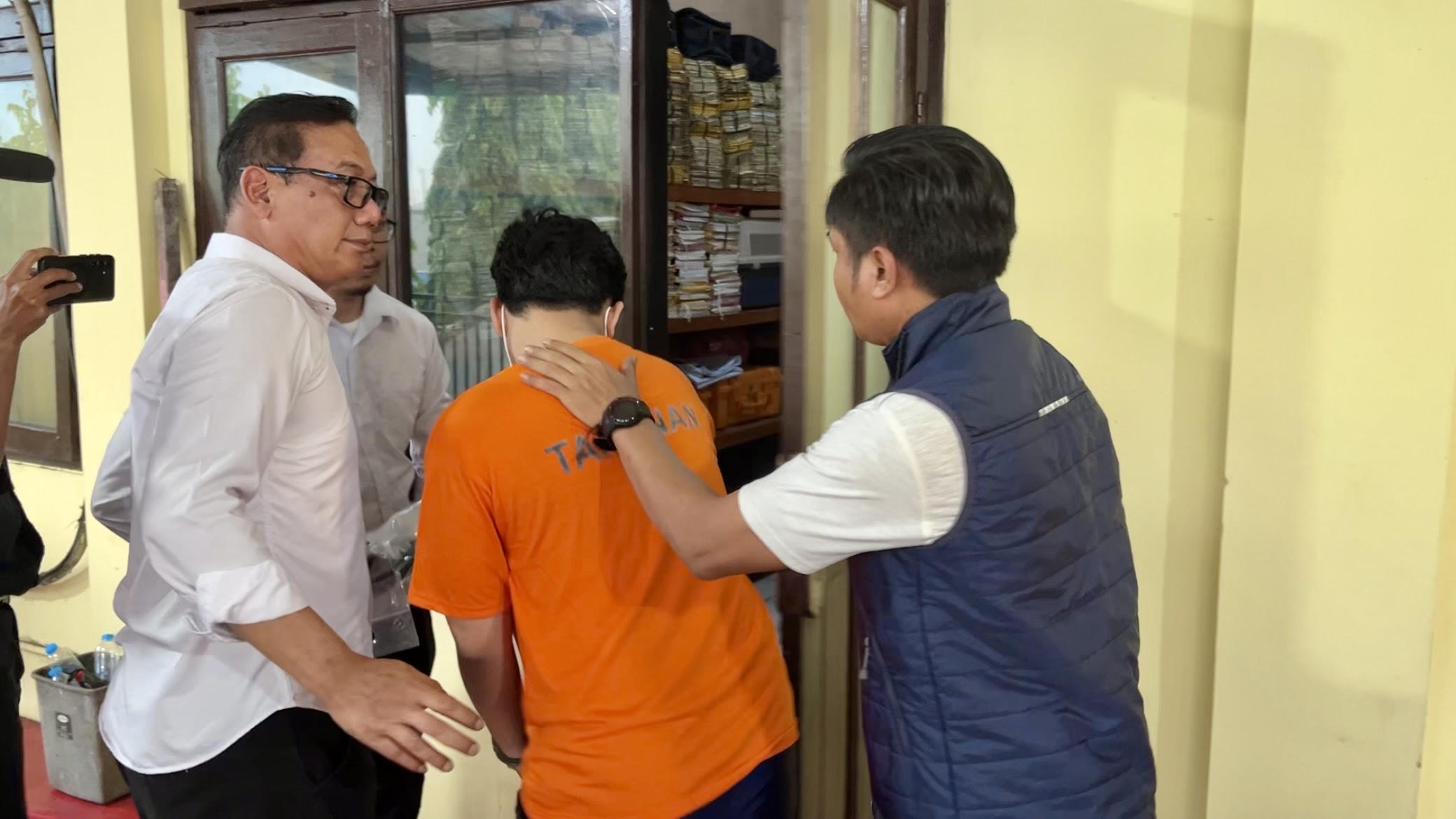 Seorang pemuda berinisial IS (21) diringkus polsek Cimanggis setelah merusak sepeda motor milik warga di Jalan Kapitan Raya, Sukatani, Cimanggis, Depok.