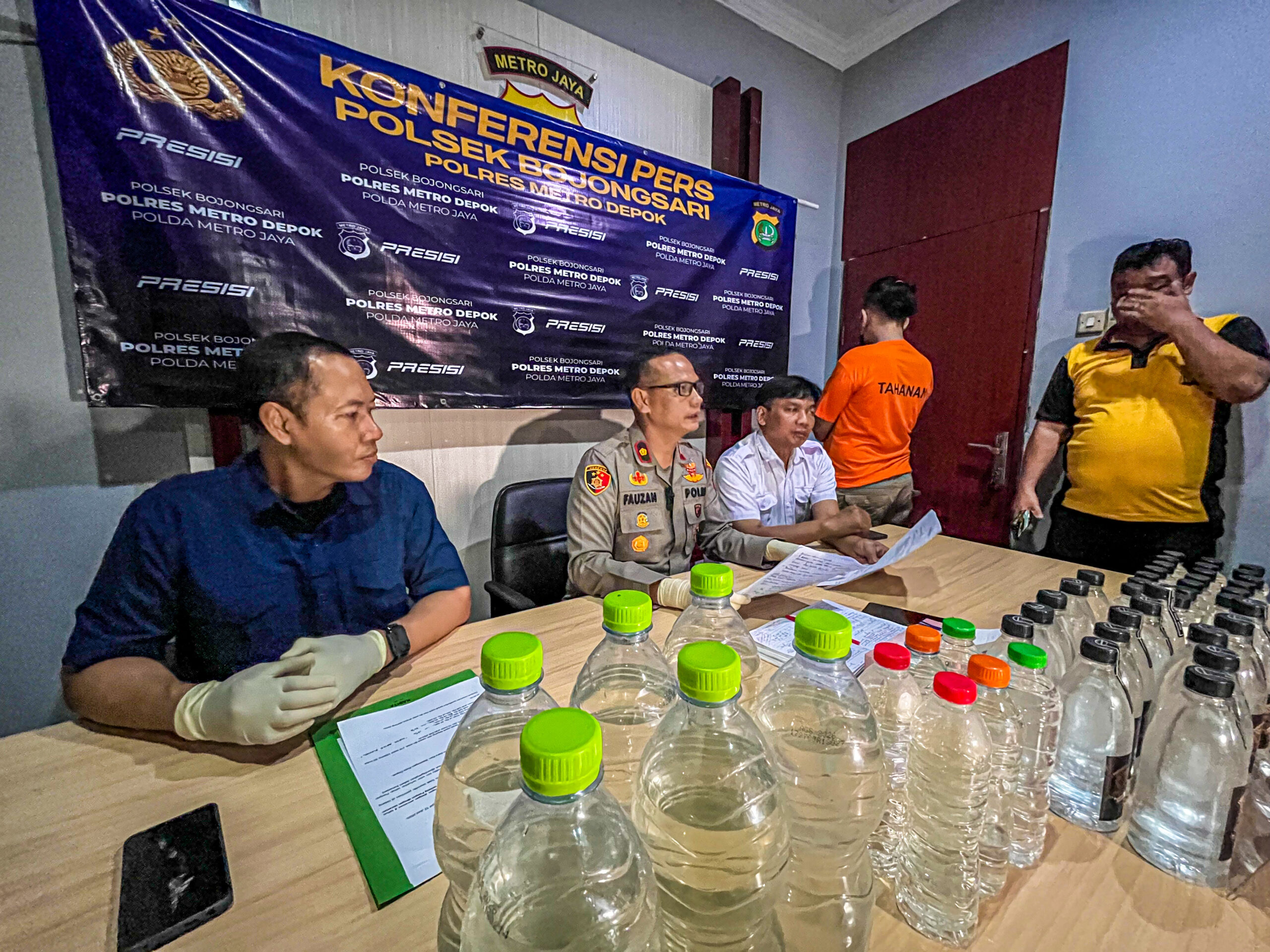 Polsek Bojongsari, Depok, berhasil meringkus dua penjual minuman keras (miras) tak berizin di Ciputat dan Sawangan. Penangkapan terjadi setelah polisi mendapatkan laporan masyarakat.