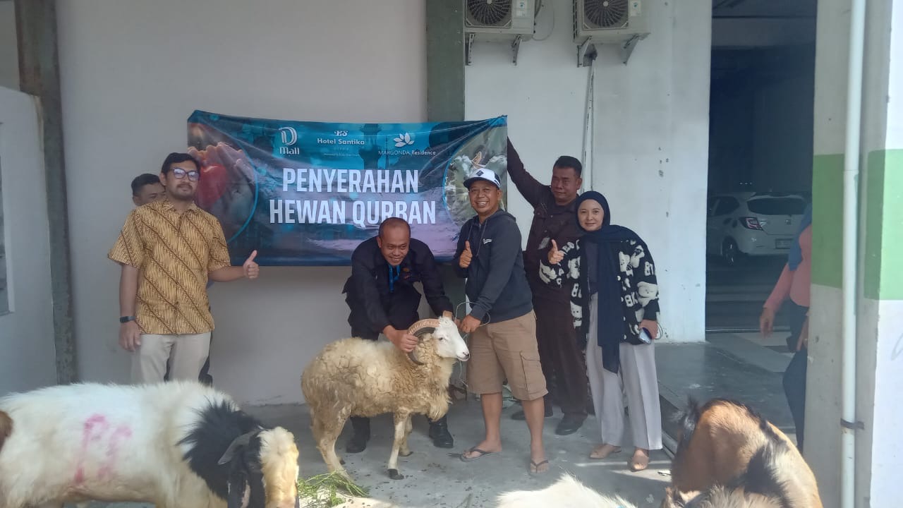 Dmall Bagikan 7 Ekor Kambing Kurban kepada Warga Beji Depok