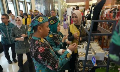 Wali Kota Depok, Supian Suri bersama Istri Siti Barkah Hasanah melihat langsung booth pameran Kota Depok di Sunda Karya Fest: KKJB 2025