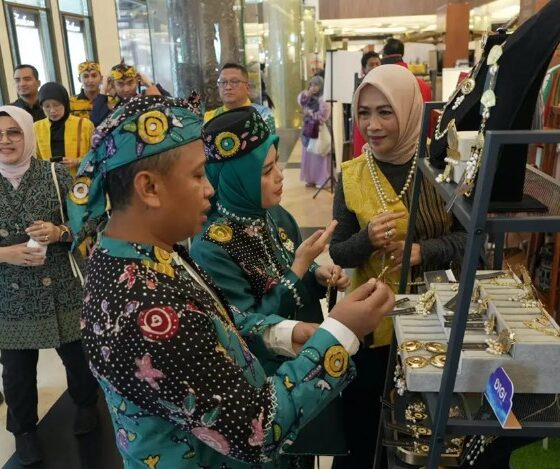 Wali Kota Depok, Supian Suri bersama Istri Siti Barkah Hasanah melihat langsung booth pameran Kota Depok di Sunda Karya Fest: KKJB 2025