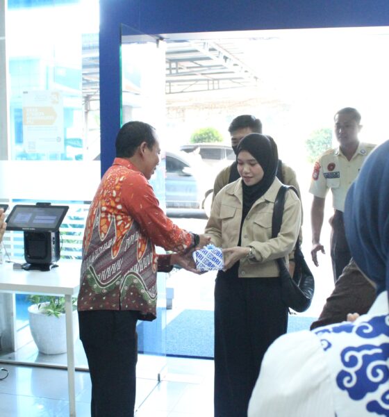 BRI KC Depok Meriahkan HPN 2025 dengan Berbagi Bingkisan ke Nasabah