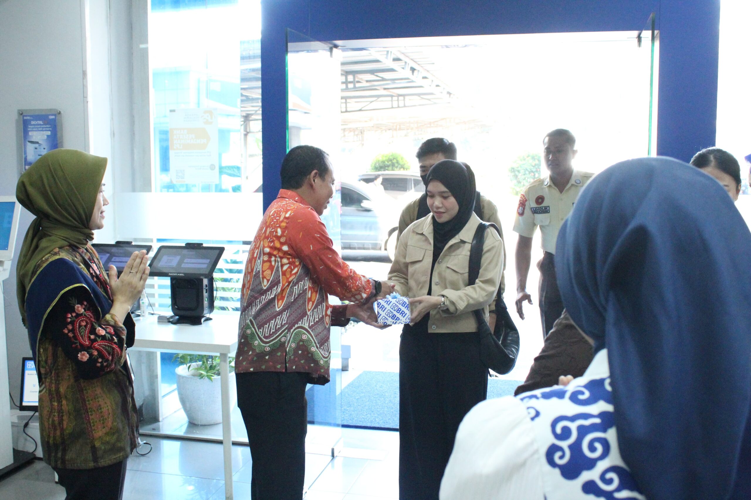 BRI KC Depok Meriahkan HPN 2025 dengan Berbagi Bingkisan ke Nasabah